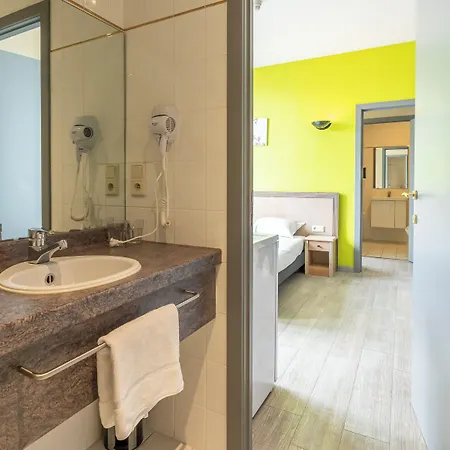 Sleep & Go Hotel